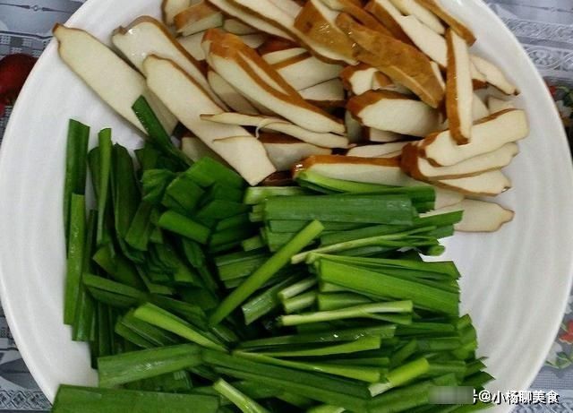  韭菜炒豆干时，直接下锅炒就错了，用上这个技巧，韭菜又脆又嫩