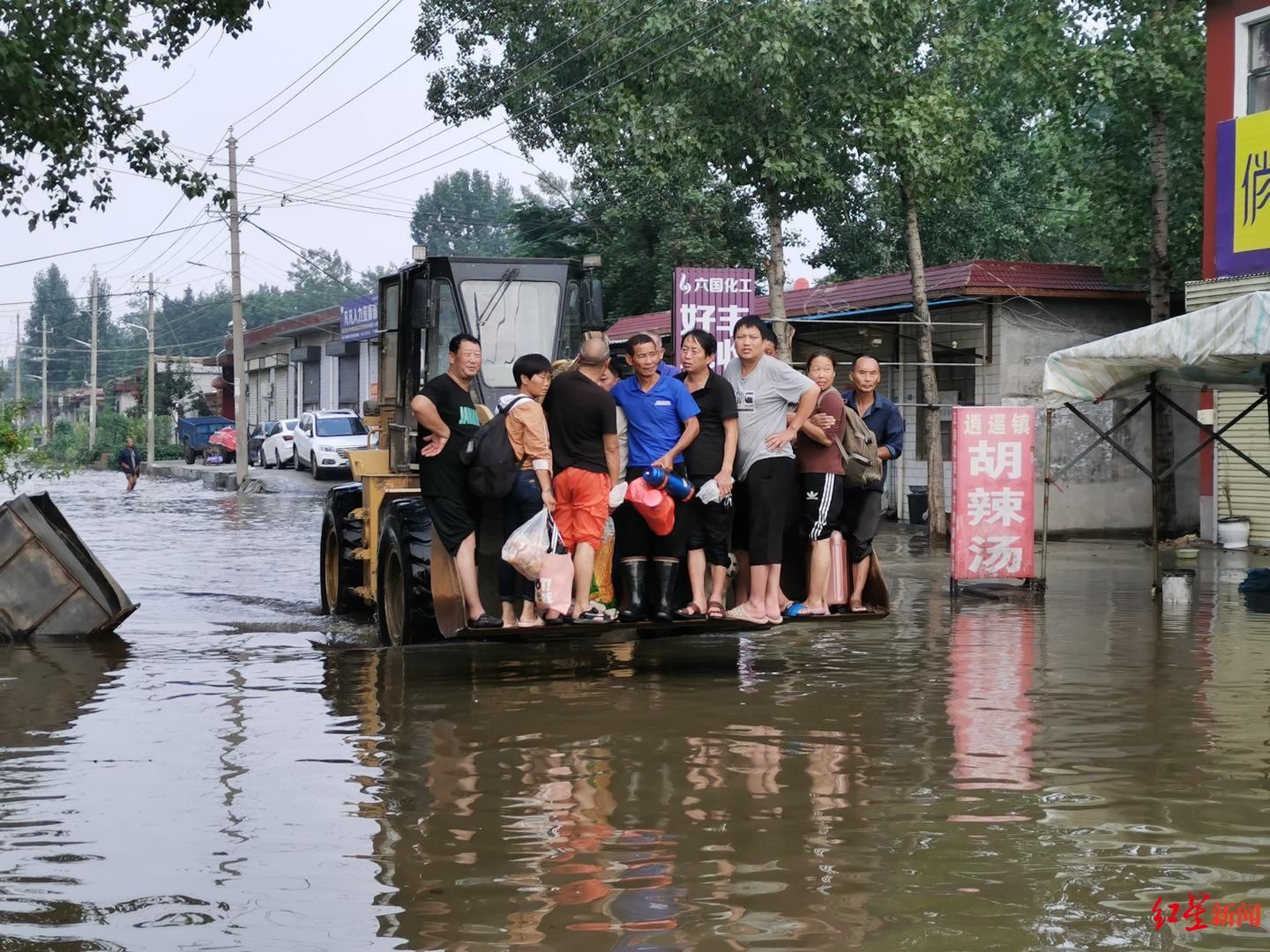 红星新闻记者|河南蓄洪区村干部群像：呼喊村民撤离人均一副坏嗓子，有人患糖尿病妻子涉水送药