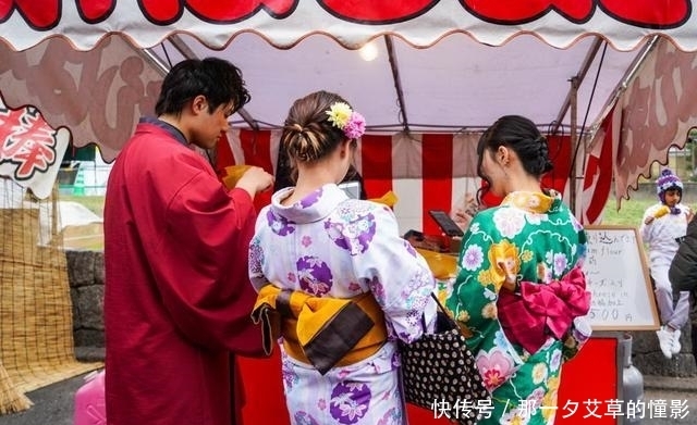 来到京都发现一条小街正在赶庙会，就来看看庙会上有些什么美食吧