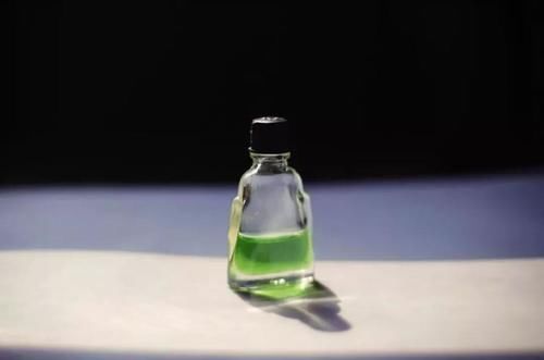 肚脐|睡觉前，在肚脐上滴几滴风油精，坚持一段时间，身体会有哪些收获