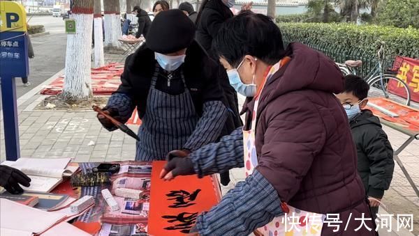 年味儿|心团圆就是年丨老教师写春联送祝福 翰墨飘香增年味