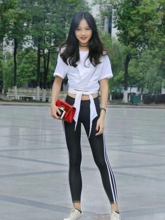 街拍:美女穿红色长裙,长发飘飘,明艳动人