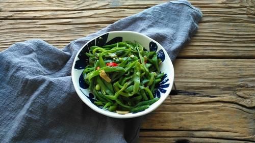 蔬菜中的补钙冠军，钙是虾肉3倍，比牛奶好吸收，冬天多给孩子吃