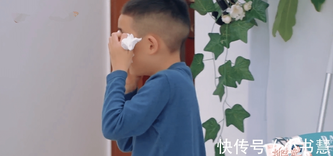 應(yīng)采兒稱來到內(nèi)地總算不用每天擔(dān)心受怕，硬逼Jasper學(xué)漢字拼音