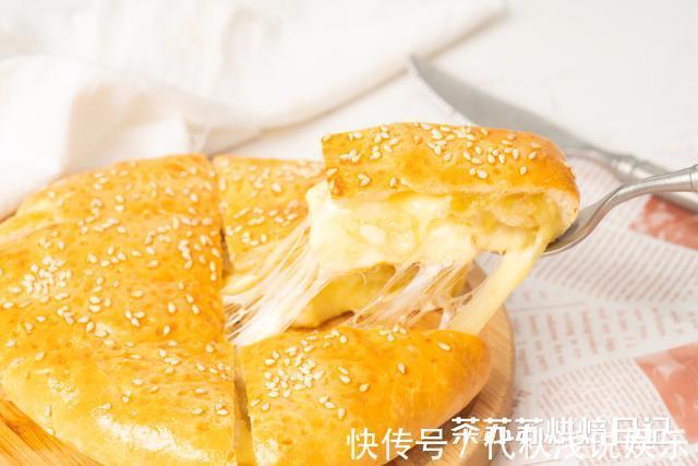 温开水|1个香蕉,1碗芝士,绵软拉丝的香蕉芝士饼就出炉啦