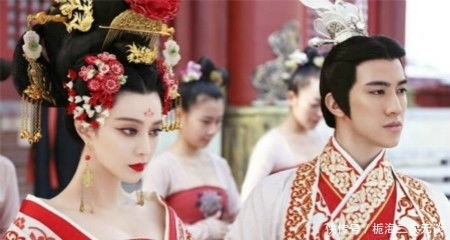 一秀才看见2字出一上联,武则天下令群臣出下联,无一人能对出