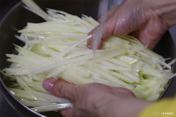 炒土豆丝，掌握放醋时间是关键，搞错的不少，做对了随便炒也好吃