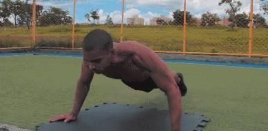 胸肌|想要通过俯卧撑练出饱满胸肌,只需要加入俯卧撑的变式和一件神器