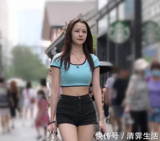 t恤 青色短款短袖T恤，搭配黑色同款牛仔裤，穿出休闲时尚的美感