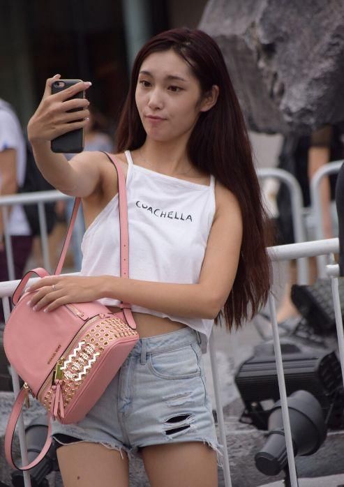 街拍成熟丰腴,大方得体的美女,非常的惹眼