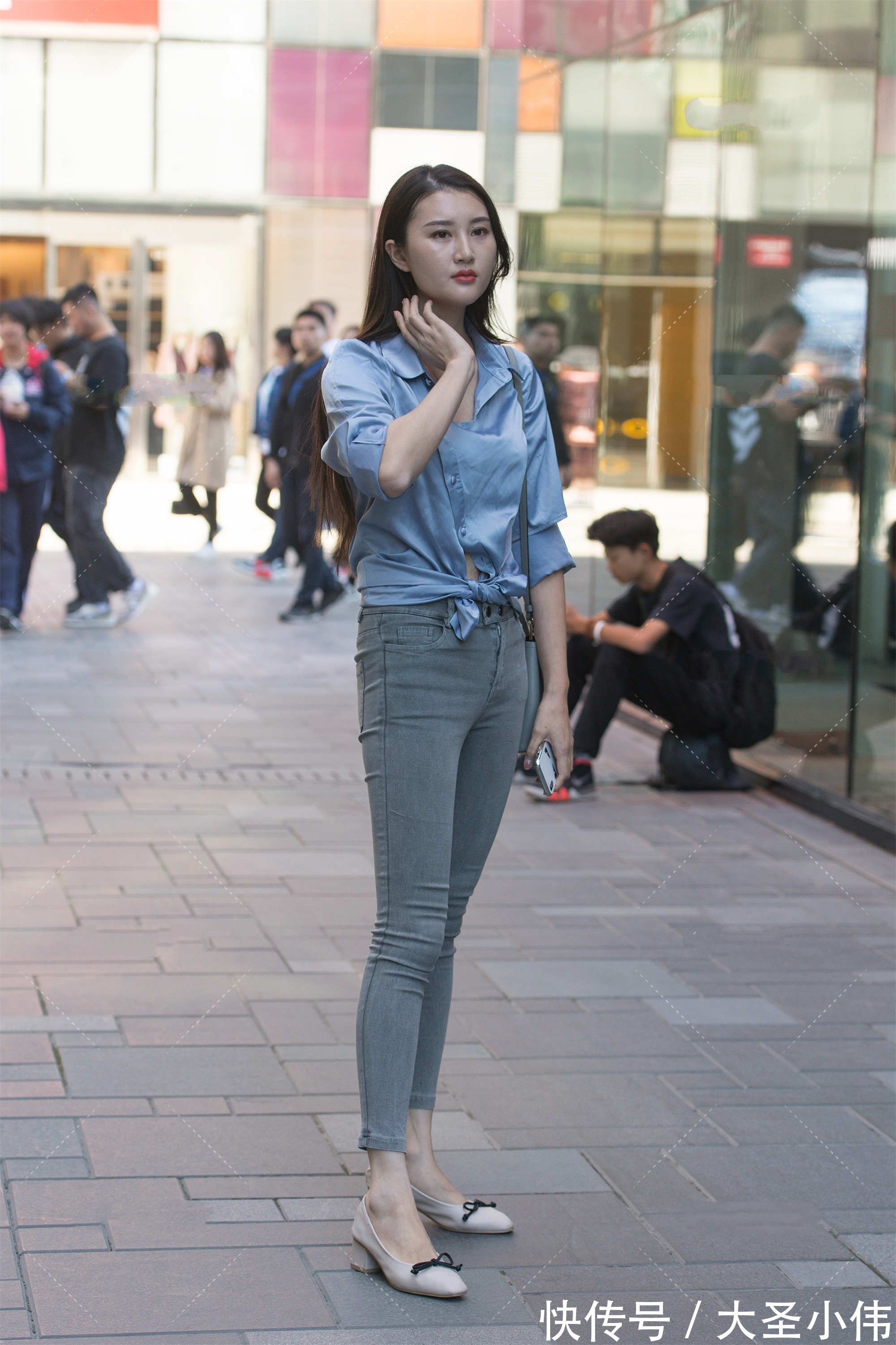 美女|美女街拍:冰丝面料的破洞衬衫,搭配灰色九分裤,时髦修身休闲舒适