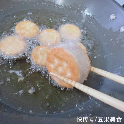 轻松几步就能完成的冰花香芋饼，以后再也不愁下厨了