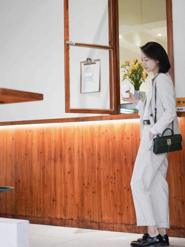 百搭|穿来穿去,还是“小白裤”百搭日常,搭配西装干练知性,美得高级