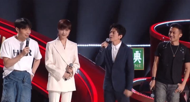 《中国好声音》发布会,李宇春稳站C位,李健拒绝换位置