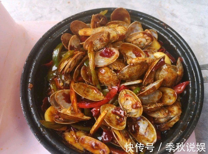 炒花甲，万万不要直接炒！大厨多做1步，吐沙快又净，香辣入味