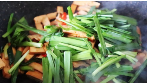 倒入|炒豆腐干时,直接下锅炒是不对的,多做这一步,炒出来柔嫩又入味