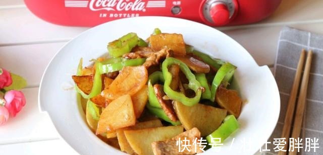土豆|秋季，土豆别再凉拌了，试试这样炒着吃，荤素搭配，开胃易消化！