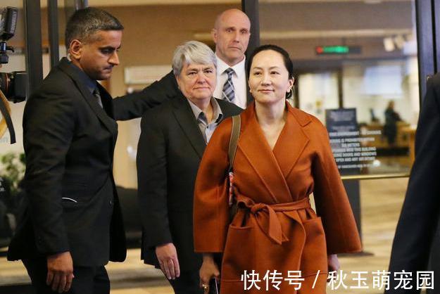 华为|不愧是华为接班人！孟晚舟条纹衬衫+阔腿裤，挡不住富态气质美