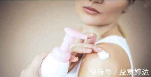 皮肤|洗澡后,啥时候抹“身体乳”效果好?很多人都做错了,难怪皮肤干