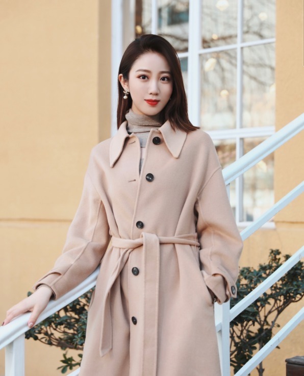 小蛮腰 穿大衣不要只会敞开穿了,搭配腰带保暖显瘦又高级,谁穿都好看