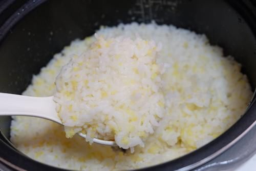  孩子放寒假，在家吃饭要求摆盘好看，妈妈端上桌，孩子全光盘