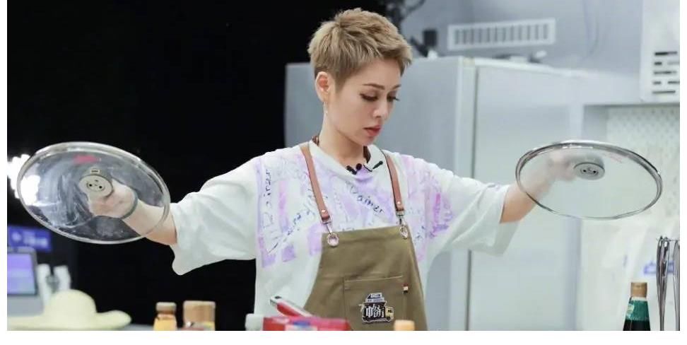 《中餐厅5》“炒作”大于炒菜，嘉宾相处太尴尬，收视悬了？