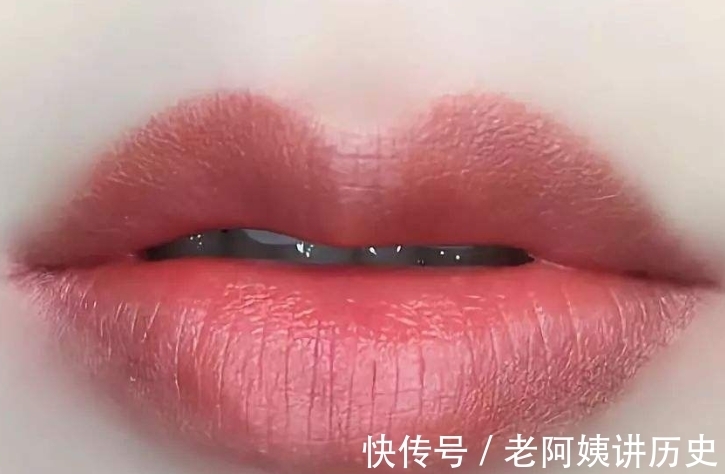 唇釉 涂口红千万不要直接抿,别不当回事,难怪大牌口红会涂出廉价感!