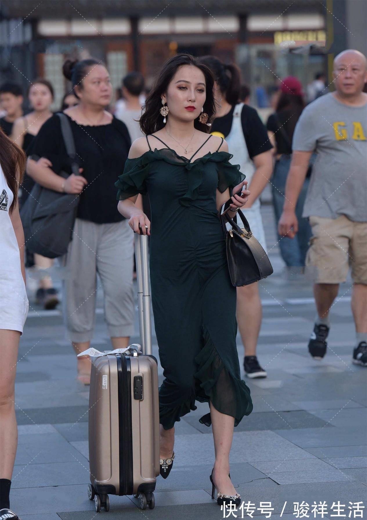 裙子|想要穿出气质风,选择深色连衣裙,气质搭配小技巧分享给你