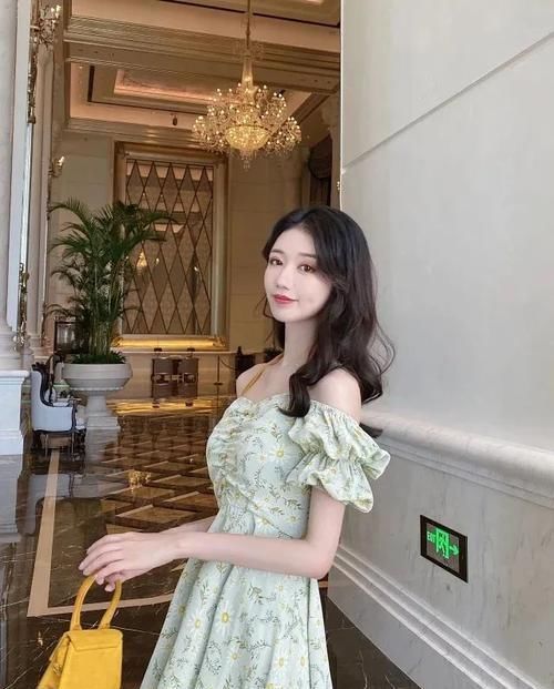 这才叫省布料设计!雏菊抹胸吊带裙可盐可甜,绑脖设计最是特别