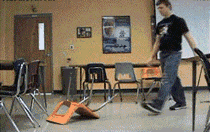 |幽默笑话:那个大哥,冒昧的问一下,咱俩是谁进错厕所了