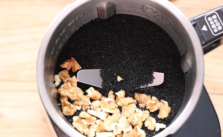 奶奶常吃黑芝麻，教你1个家常做法，比芝麻丸简单，头发黑精神好