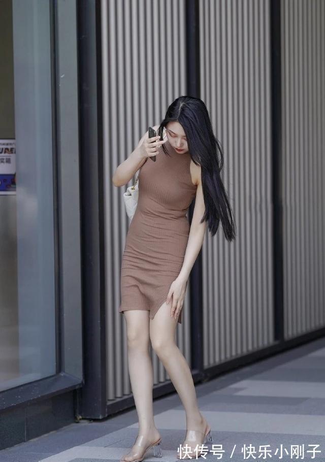 穿搭 连衣裙的紧身穿搭,简约百搭休闲显瘦,绽放青春时代的气质