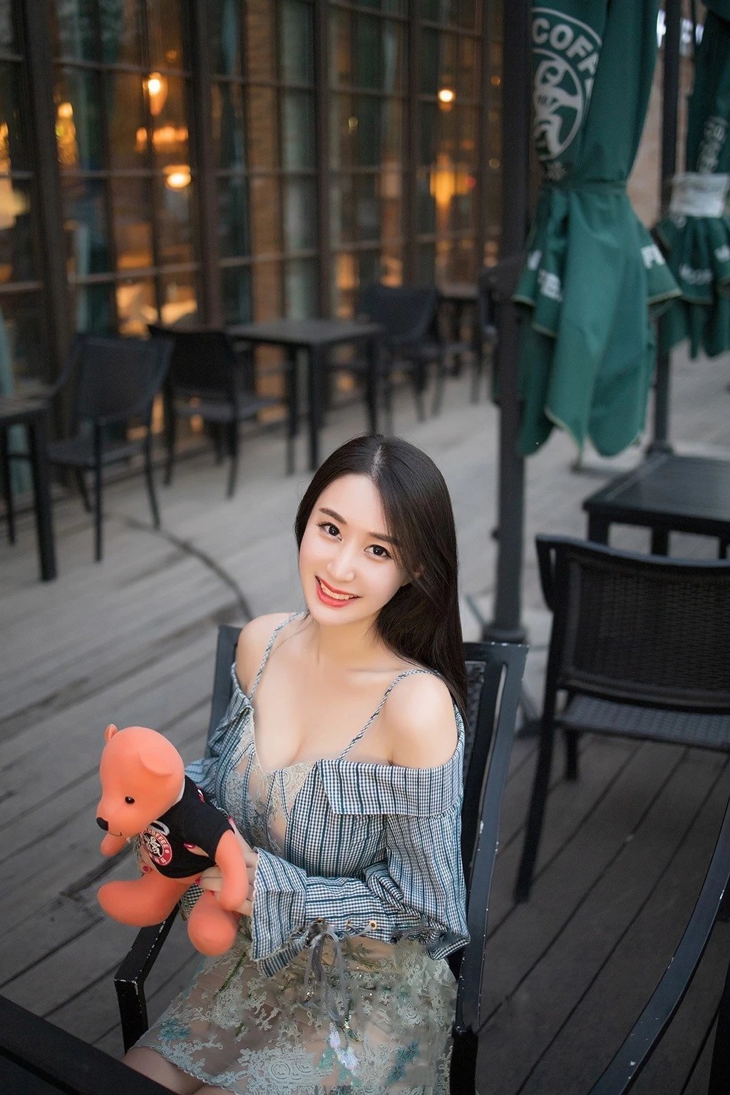 咕嘎 身材好到一定程度,甜美连衣裙也可以穿出妩媚感