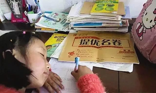 童年|国内儿童到底有多累?9张日常照片看哭万千父母:童年可以轻松吗
