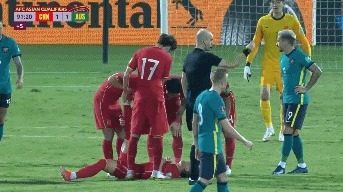 武磊|射门6-3!国足玩命的半场:3名归化立功,武磊怒吼!球迷笑了