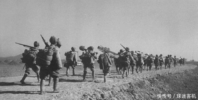 团长|我军吃饭时被日军包围,团长大声喊出2个字,日军调头就跑