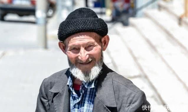 长寿|100多岁老人,“眼不花、耳不聋”身体健壮,长寿秘诀两杯水