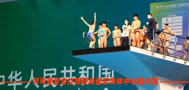 红姐|全红婵人气有多高?几十人围观学习红姐训练,14岁天才表演零水花