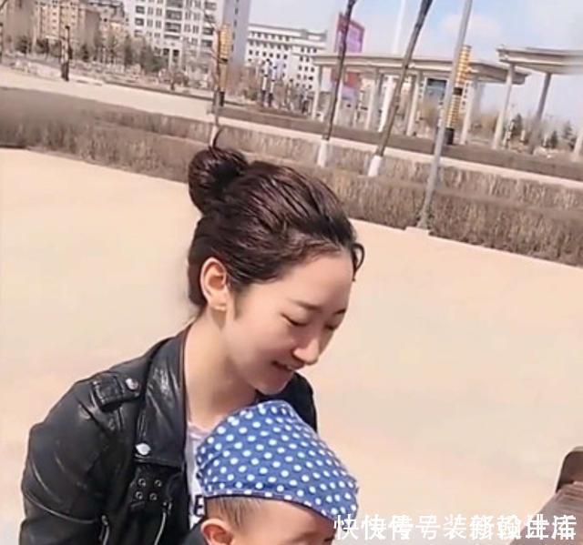 丝巾|姐弟相差20岁,一出门就这画面,妈妈看到忍不住笑了