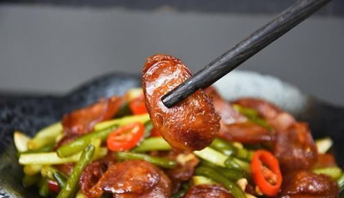 炒蒜苔时,最忌直接下锅炒,多加这1步,蒜苔翠绿鲜嫩更入味!