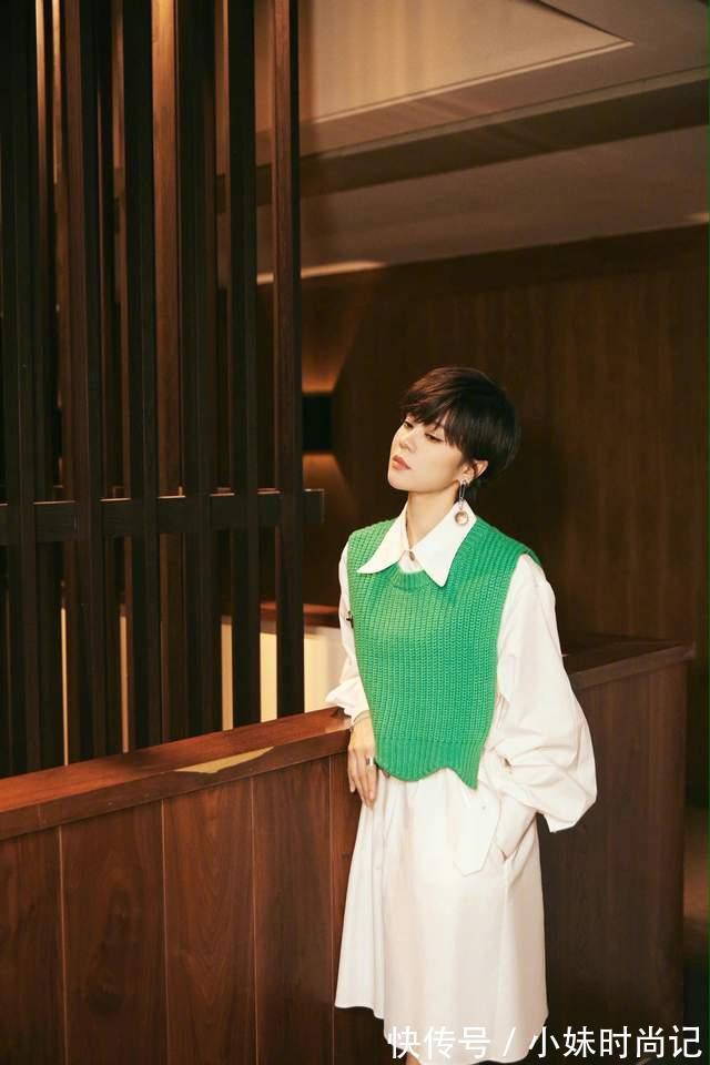 郁可唯|郁可唯的身材真好！白色衬衫搭配绿色马甲，线条可太完美了！