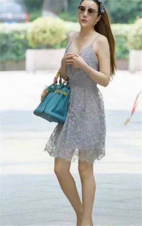 街拍：小姐姐短裙配丝袜，外搭一双高跟鞋，完美变身时尚女神