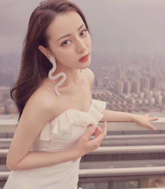 高跟鞋|热巴的脚有多小看清她穿高跟鞋时的大脚趾头，真的尽力了