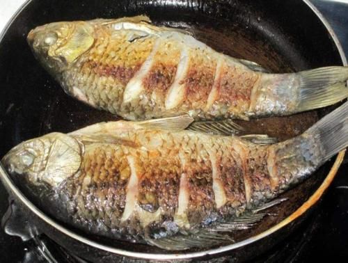煎鱼时，只放油是不行的，多加这样“东西”，鱼皮完整不粘锅