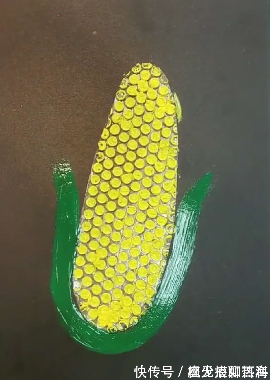 塑料!儿子想吃玉米,宝妈直接给个塑料气泡膜,网友:反手给她一个赞