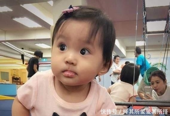 大眼睛|为了生出大眼睛宝宝,孕妈孕期葡萄吃不停,娃出生之后却让人迷惑