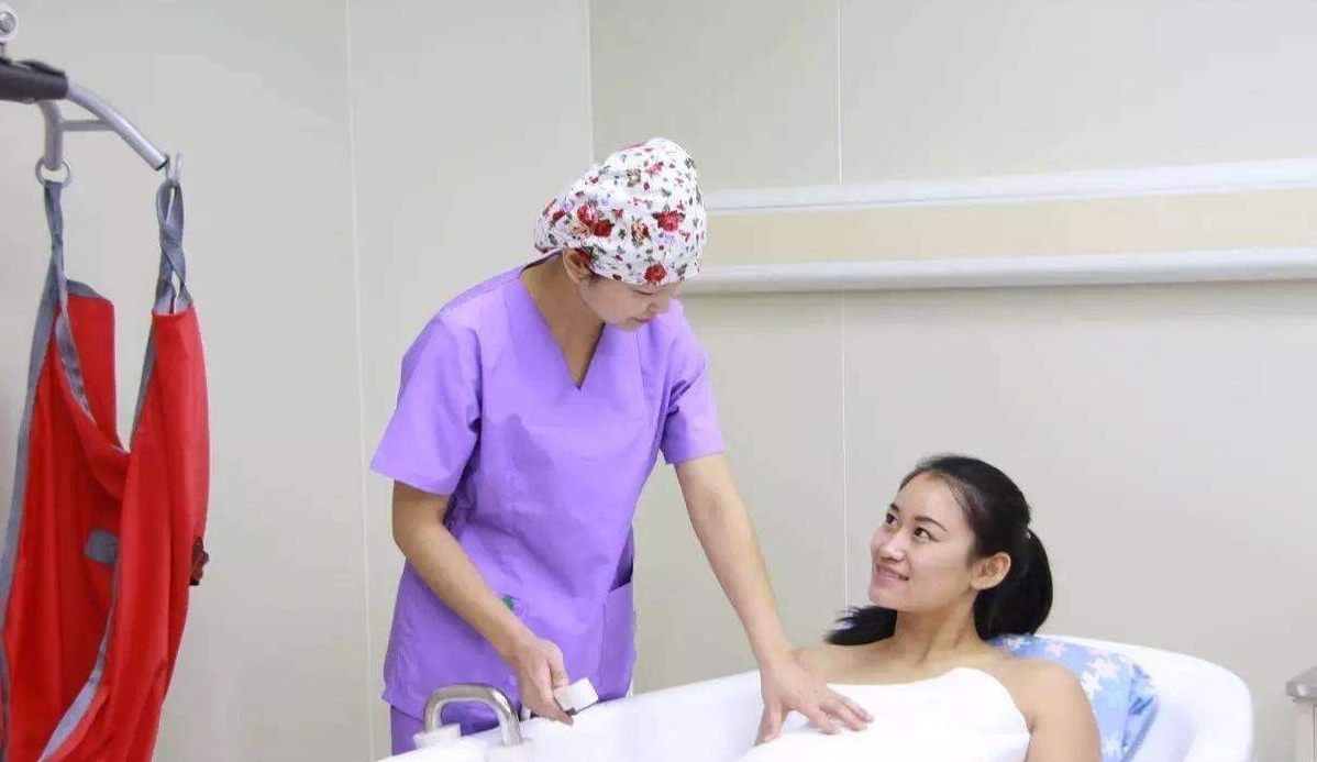 长沙|是个狠人!长沙孕妇自家浴缸水中分娩,2小时后大出血慌忙找医生