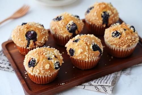 两个鸡蛋，半碗面粉，简单拌一下就可以做成蛋糕，既是早餐又是甜点