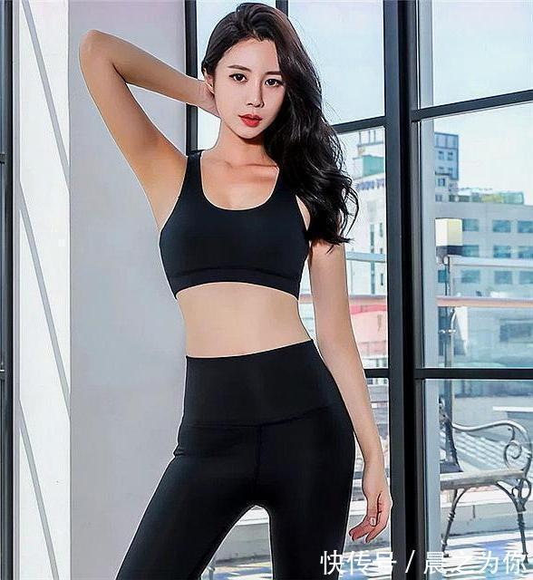 紧身 打底裤的设计,简洁大方又不失优雅的美感,同时表现出瘦身的效果