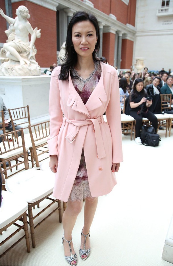 邓文迪的气质与众不同，穿一件粉色带内搭连衣裙，非常高级洋气